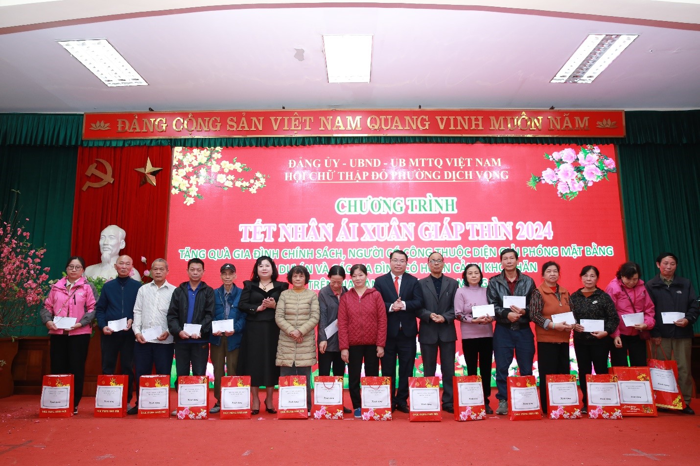 Các đồng chí lãnh đạo phường Dịch Vọng trao tặng quà Tết đến các hộ gia đình chính sách, các hộ có hoàn cảnh khó khăn