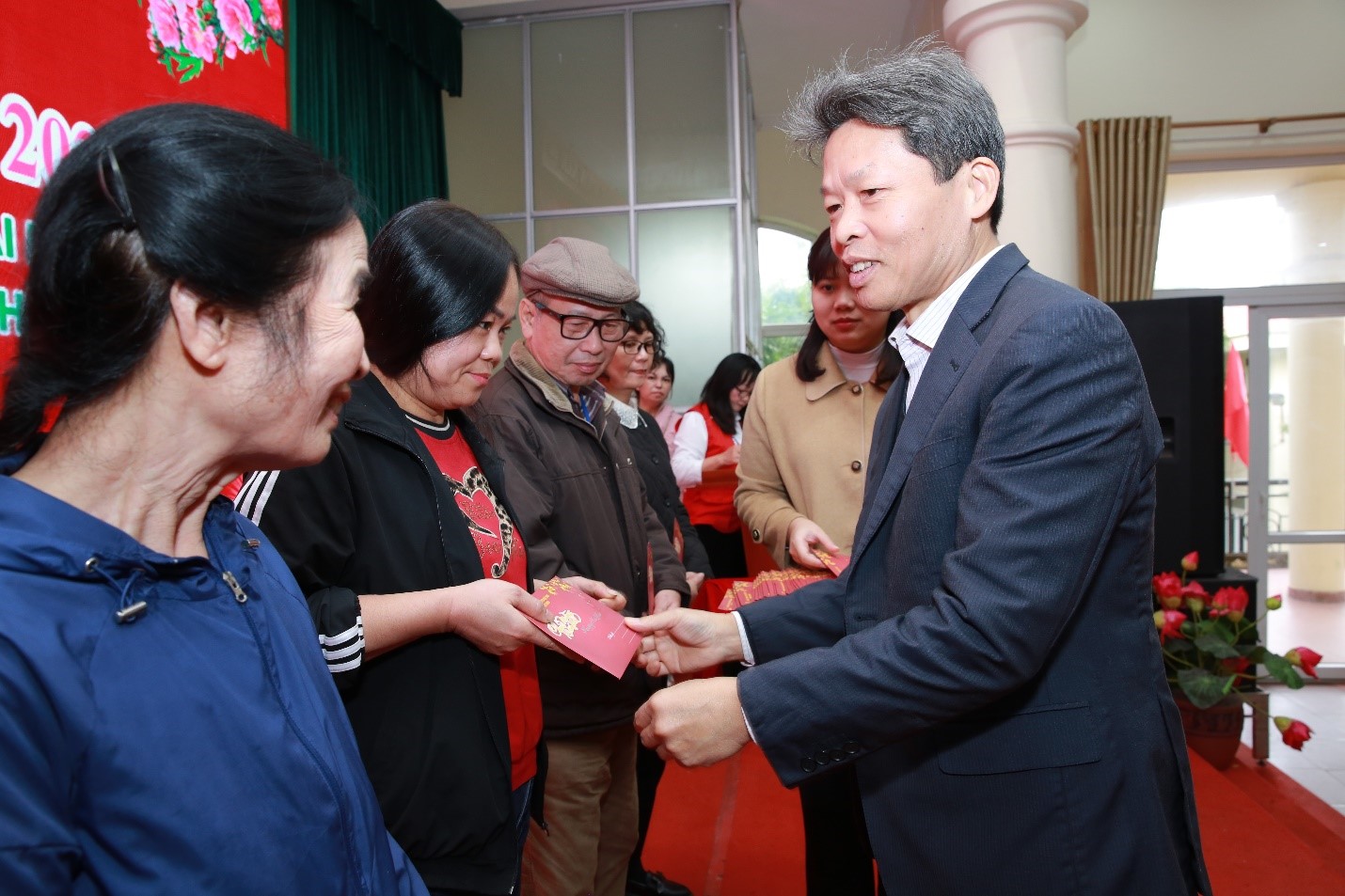 Đ/c Nguyễn Minh Hiếu - Quận ủy viên, Bí thư Đảng ủy phường Dịch Vọng trao tặng quà Tết đến các hộ gia đình chính sách, các hộ có hoàn cảnh khó khăn.