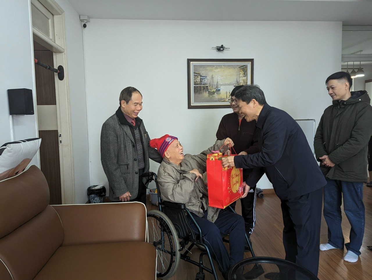 Đ/c Nguyễn Minh Hiếu - Quận ủy viên, Bí thư Đảng ủy phường Dịch Vọng thăm hỏi, động viên, trao tặng quà Tết đến các Đảng viên già yếu.