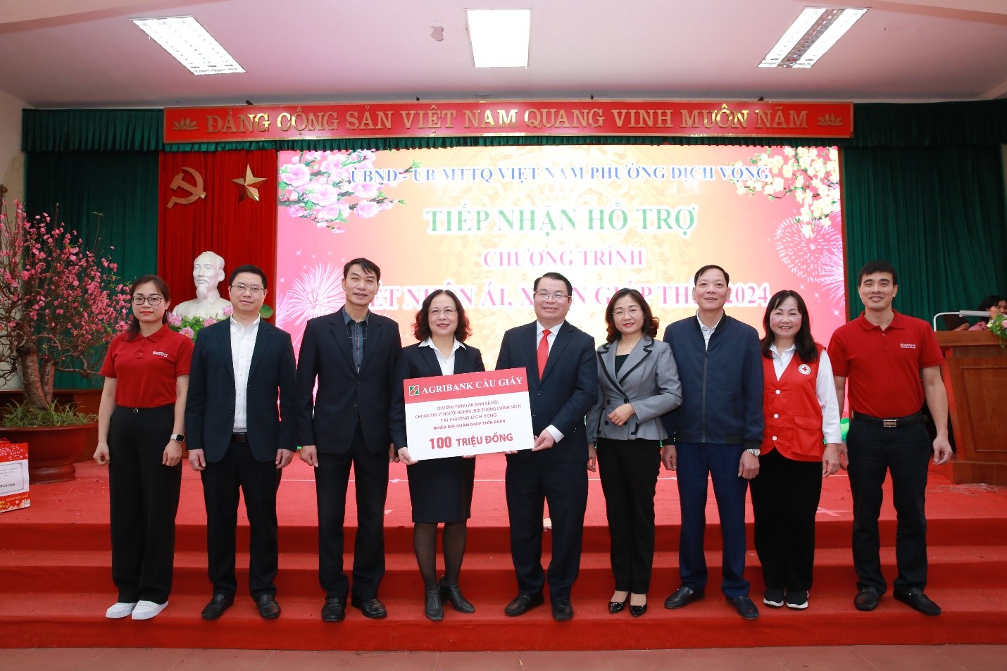 Đại diện lãnh đạo Chi nhánh Cầu Giấy - Ngân hàng Nông nghiệp và Phát triển Nông thôn Việt Nam - Agribank trao tặng kinh phí tài trợ