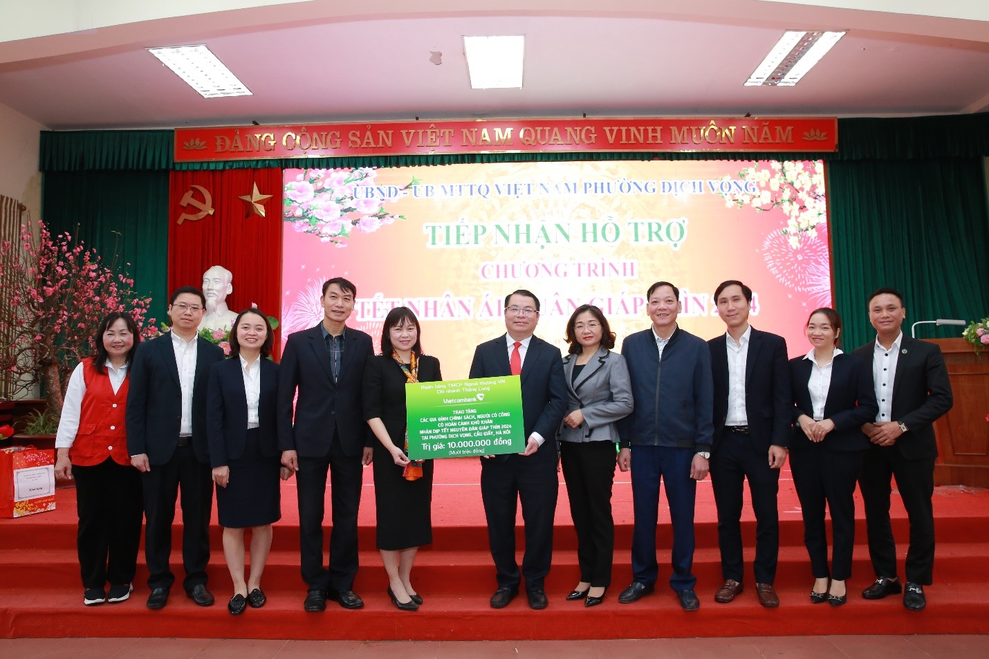 Đại diện lãnh đạo Chi nhánh Thăng Long - Ngân hàng TMCP Ngoại thương Việt Nam Vietcombank trao tặng kinh phí tài trợ.