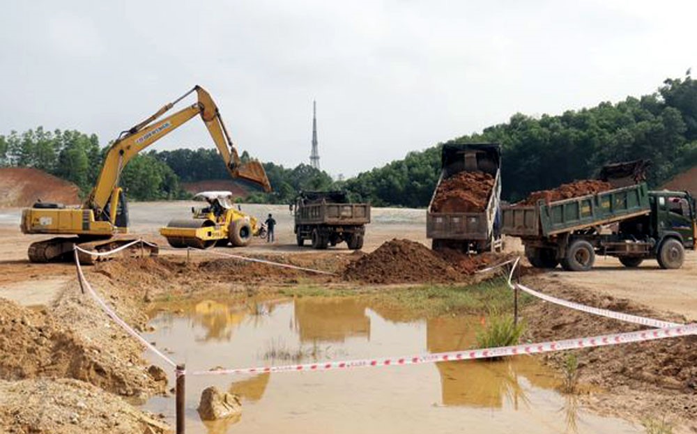 Nhà thầu thi công giải phóng mặt bằng Dự án Xây dựng khu đô thị mới, tại phường Yên Ninh, thành phố Yên Bái. (Ảnh nguồn: Báo Yên Bái).