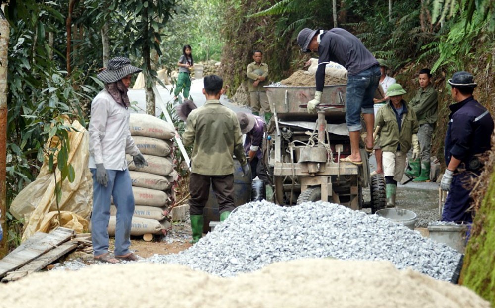 Người dân xã Hưng Khánh, huyện Trấn Yên chung tay làm đường thôn. (Ảnh nguồn: Báo Yên Bái).