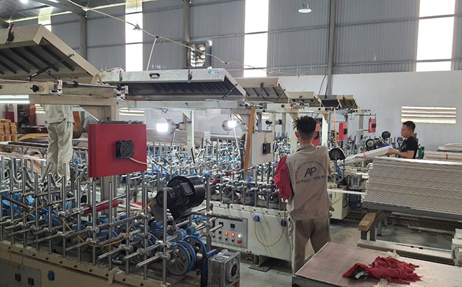 Sản xuất tấm ốp trần và tường tại Khu công nghiệp phía Nam, thành phố Yên Bái (Nguồn ảnh: Báo Yên Bái).