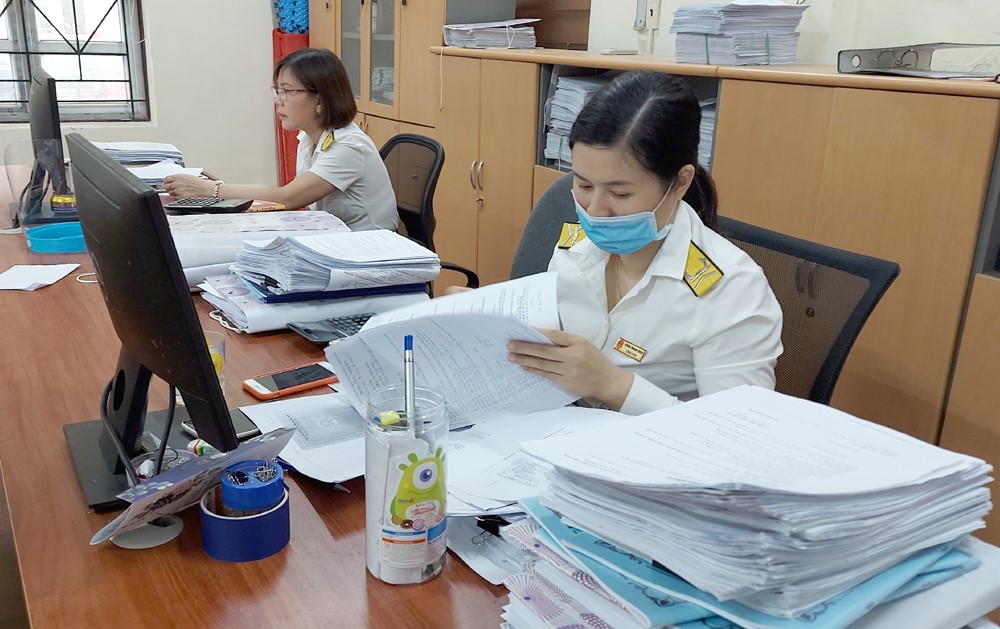 Các chi cục thuế thường xuyên rà soát, cập nhật phân tích, đánh giá kết quả thu các sắc thuế. (Nguồn ảnh: Báo Yên Bái).
