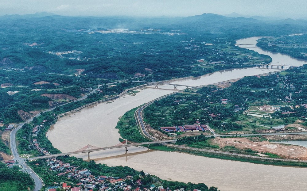 Thành phố Yên Bái với nhiều cây cầu bắc qua sông Hồng, tạo điều kiện phát triển kinh tế - xã hội. (Ảnh nguồn: Báo Yên Bái).