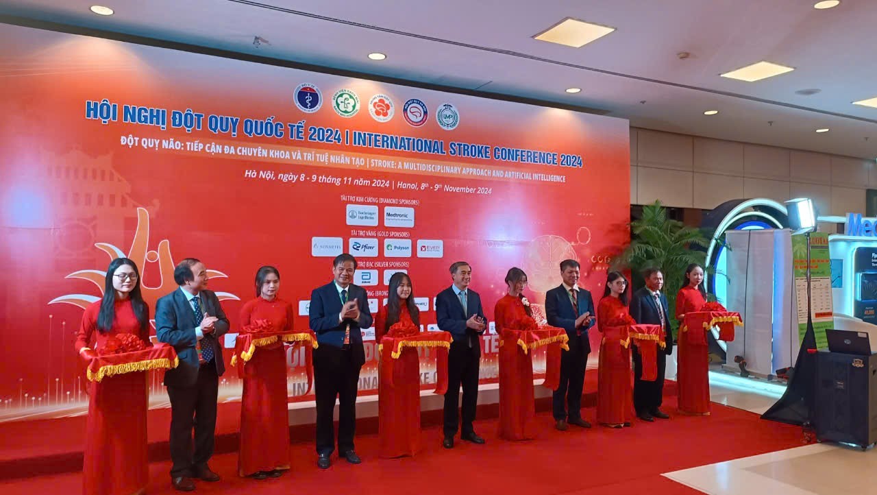 Lãnh đạo Bộ Y tế, Bệnh viện Bạch Mai và Hội Đột quỵ TP Hà Nội cắt băng khai mạc hội nghị 
