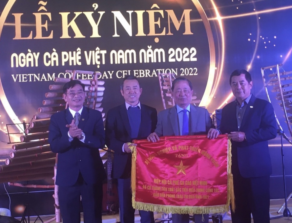  Ghi nhận đóng góp lớn lao của Hiệp hội Cà phê - Ca cao Việt Nam, Bộ Nông nghiệp và Phát triển Nông thôn đã tặng cờ thi đua cho Hiệp hội.