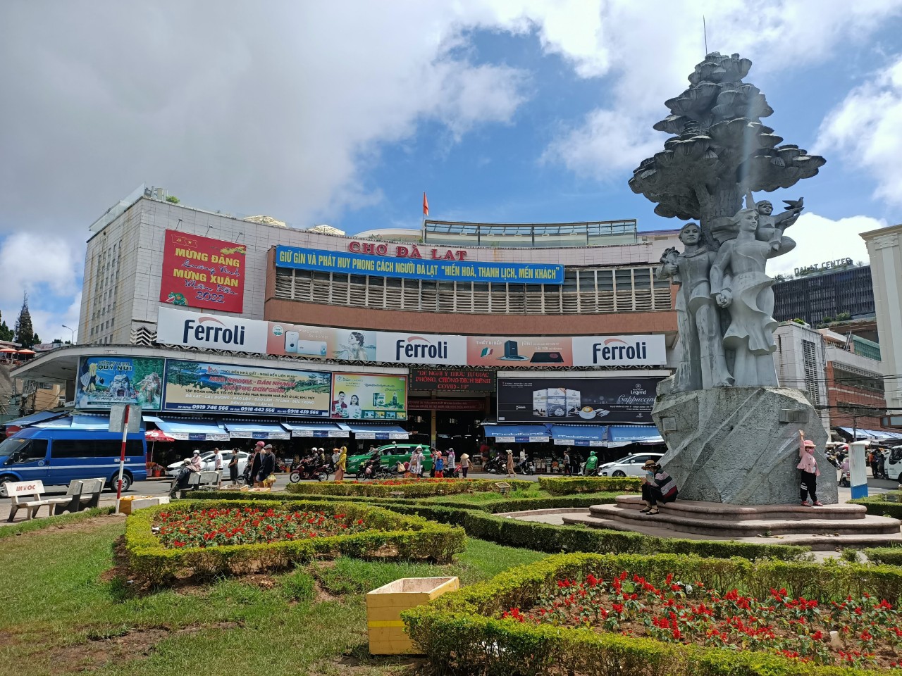 Mặt bằng điểm đậu xe mặt trước của cầu thang đi xuống chợ Đà Lạt có diện tích điểm giữ xe 400m2/5 năm với giá khởi điểm 1,14 tỷ đồng và người trúng với giá 5,5 tỷ đồng/5 năm. 