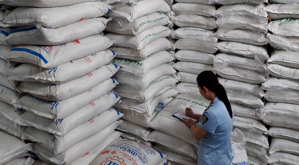 Kiểm soát viên Quản lý thị trường đang kiểm tra hàng hóa tại hiện trường