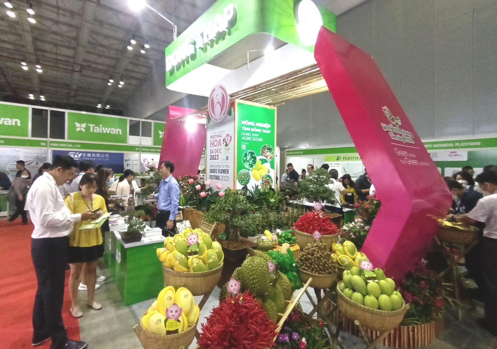 Một góc khu giới thiệu các sản phẩm OCOP đặc trưng của tỉnh Đồng Tháp.