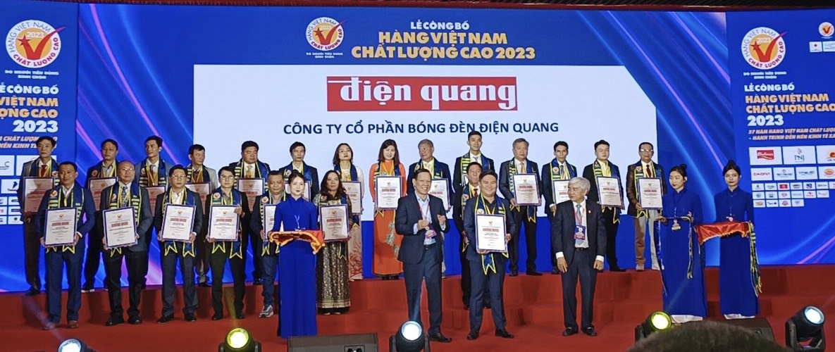  Đại diện Công ty Điện Quang nhận danh hiệu hàng Việt Nam chất lượng cao lần thứ 27