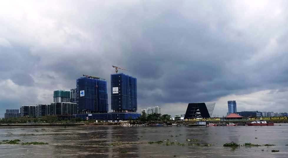 Một phần bán đảo Thủ Thiêm nhìn từ phía Quận 1.