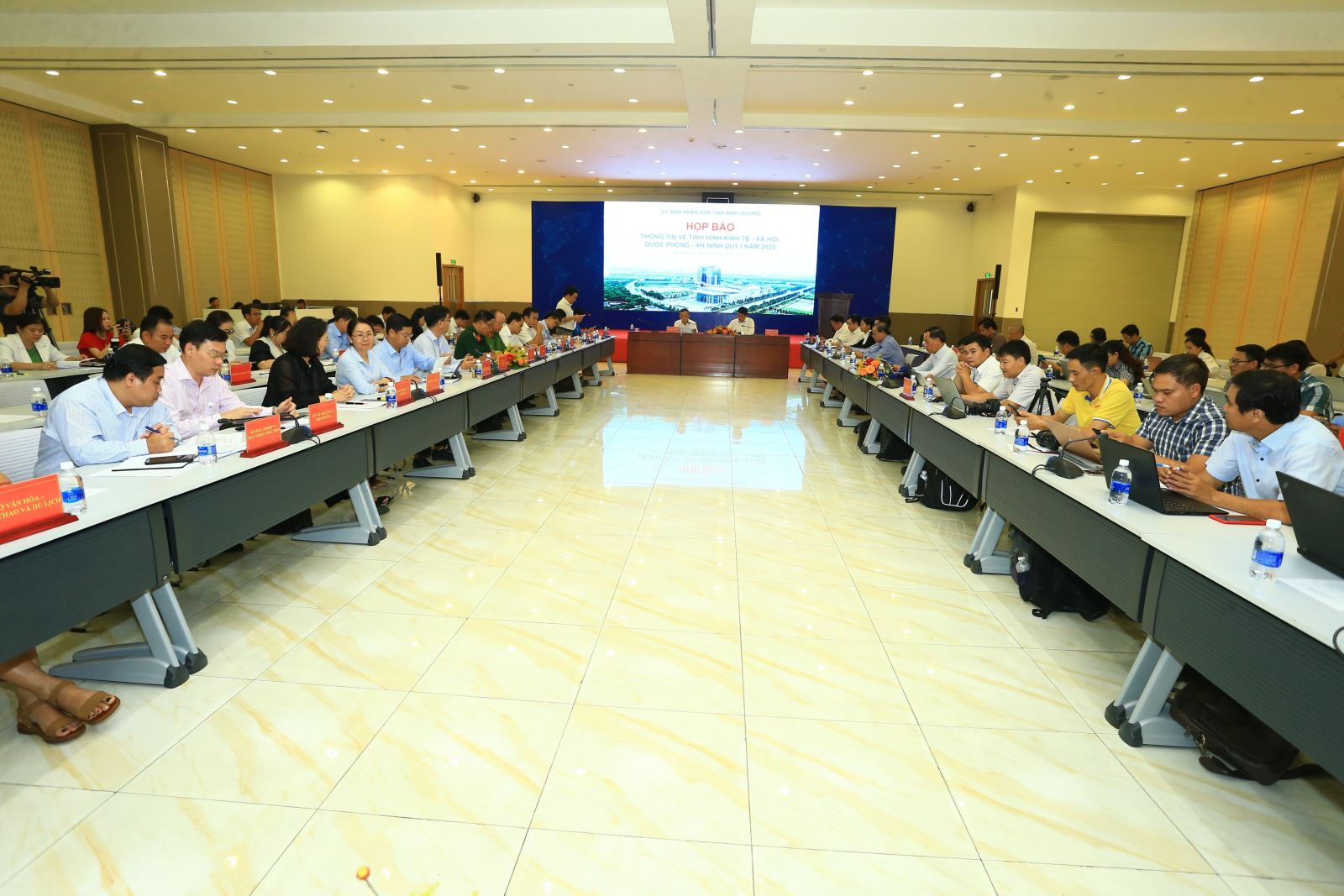 toàn cảnh buổi họp báo