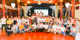 (Đoàn “Xuyên việt Farmstay” chụp hình lưu niệm tại nhà hàng tiệc cưới Hoa Hồng, Huế.)