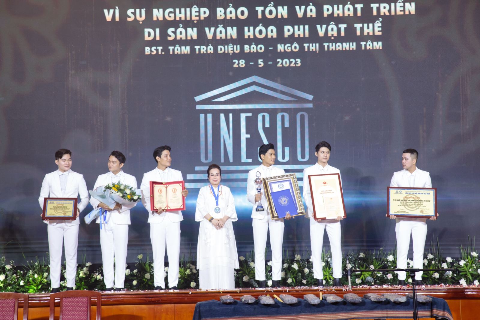 Trà sư Ngô Thị Thanh Tâ  Trà sư Ngô Thị Thanh Tâm nhận bằng chứng nhận vì sự nghiệp bảo tồn của Liên hiệp các Hội UNESCO Việt Nam