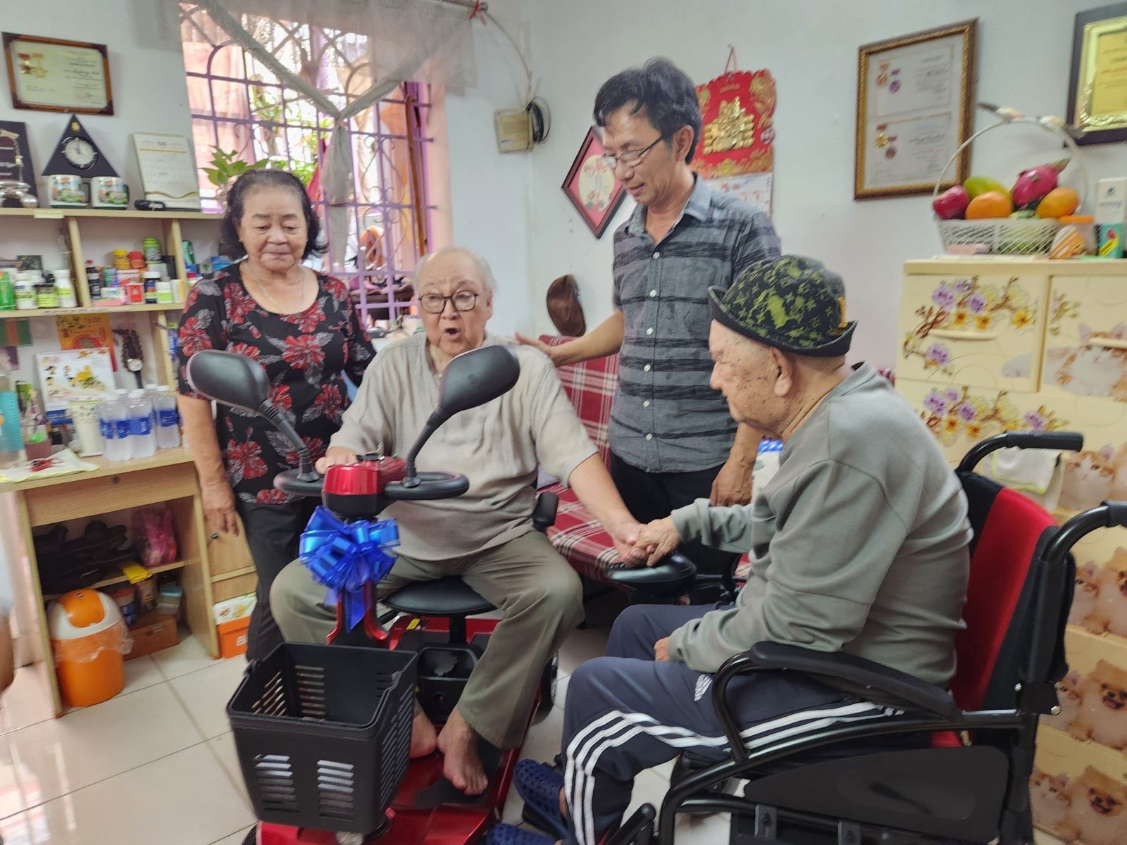 Ông Nguyễn Thanh Sử - Giám Đốc Công ty TNHH TM DV Lạc Long trao xe đạp điện 3 bánh cho nghệ sĩ Mạc Can