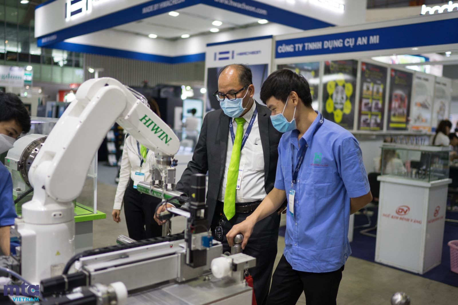 Các doanh nghiệp tham gia giới thiệu các công nghệ mới tại triển lãm 