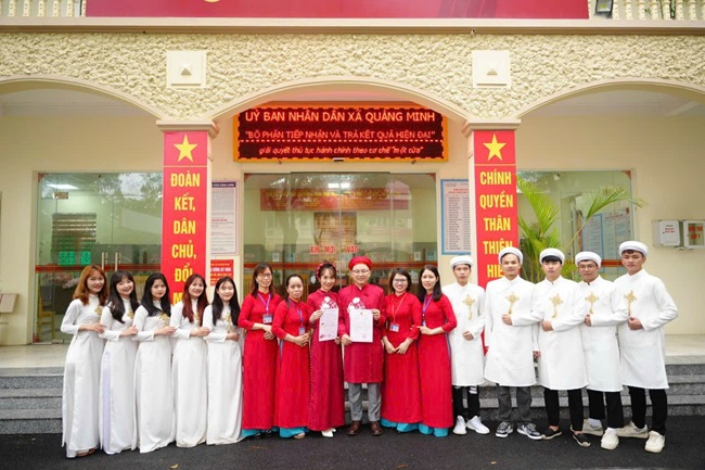 Công dân được trao giấy chứng nhận đăng ký kết hôn tại bộ phận một cửa xã Quảng Minh. Ảnh: Anh Thư