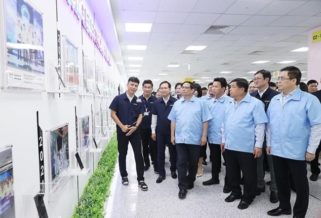 Thủ tướng Chính phủ Phạm Minh Chính thăm quan Công ty TNHH Samsung Electronics Việt Nam 