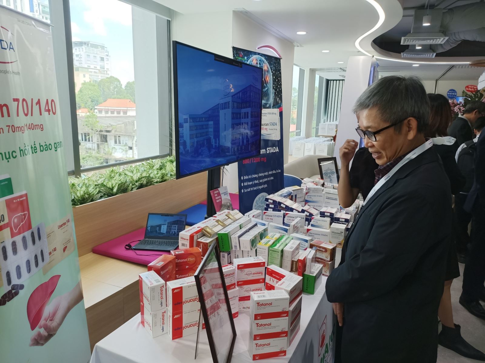 Nhiều sản phẩm dược phẩm của STADA được trưng bày tại sự kiện.