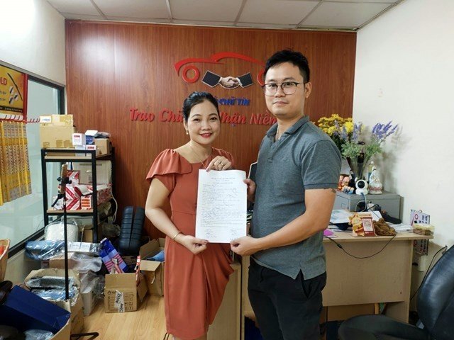 ảnh 4: Bà Nguyễn Thị Hoa – Cán bộ Công ty TNHH Dịch vụ Thương mại Chữ Tín cùng khách hàng ký kết hợp đồng mua bán xe.