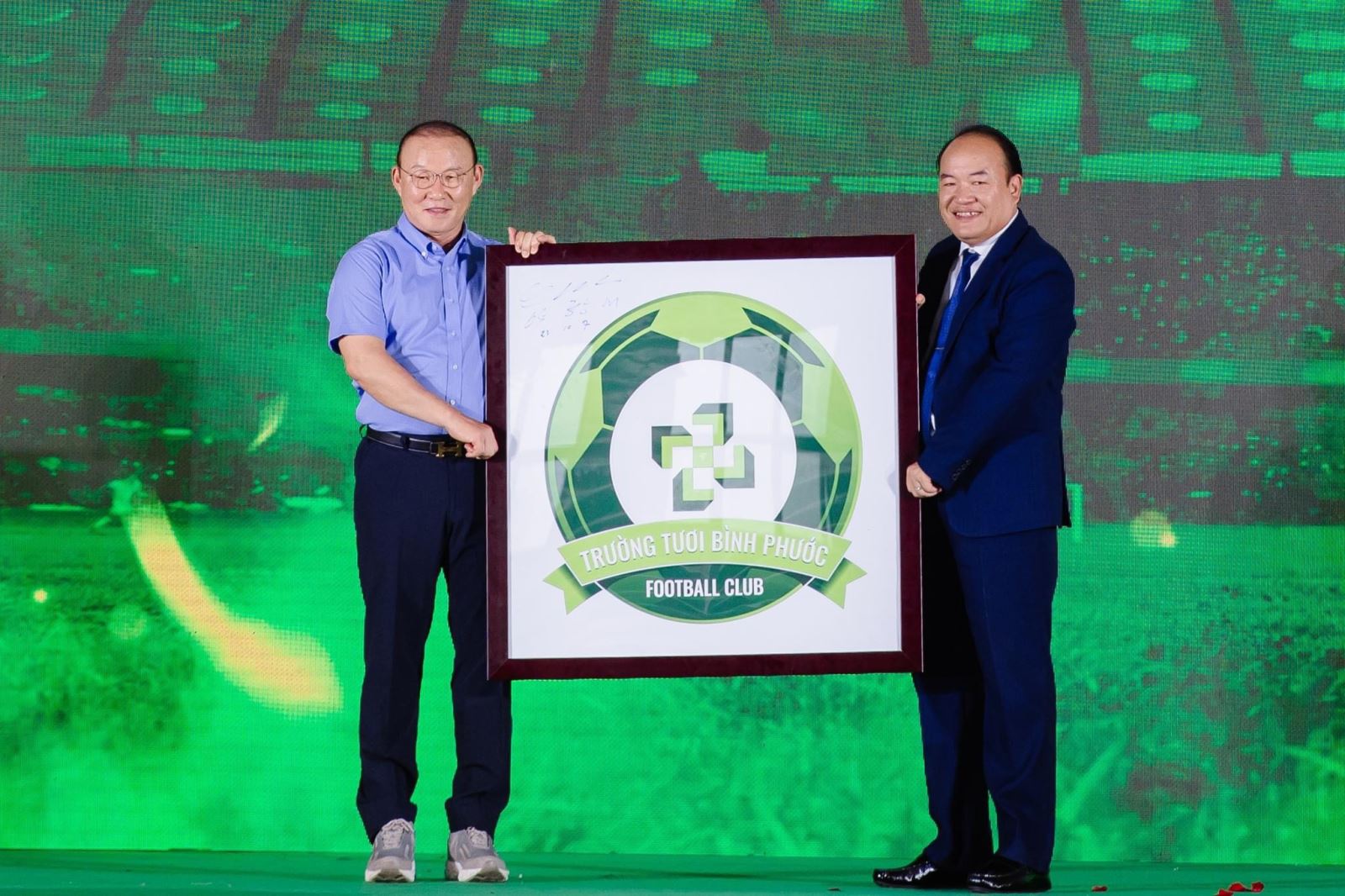 HLV Park Hang Seo tặng logo CLB cho ông Phạm Hương Sơn, Chủ tịch HĐQT Tập đoàn Trường Tươi tại buổi lễ