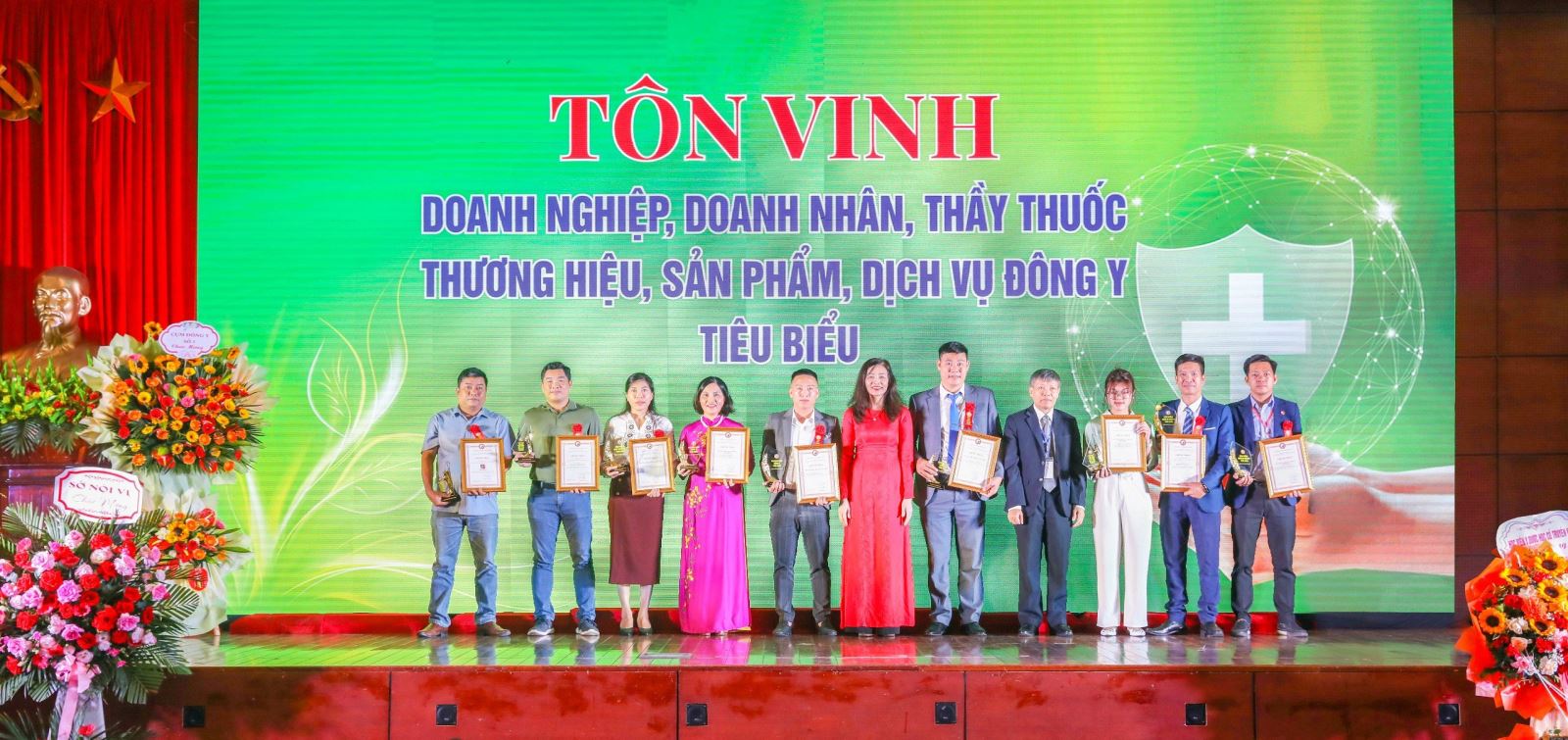Tổng Giám đốc Lê Thị Bình (thứ 4 từ trái sang) được vinh danh tại Lễ tôn vinh
