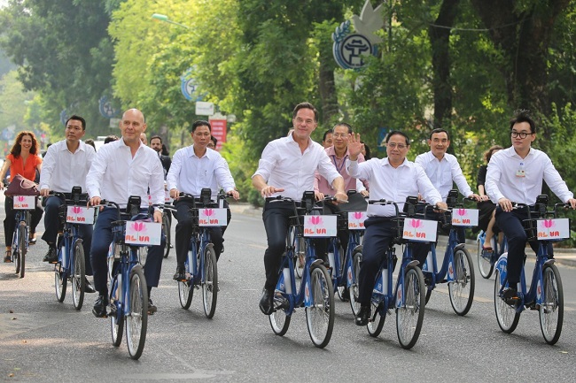 Thủ tướng Phạm Minh Chính đạp xe dạo phố Hà Nội cùng Thủ tướng Hà Lan lan tỏa thông điệp sống xanh trên chiếc xe đạp TNGo