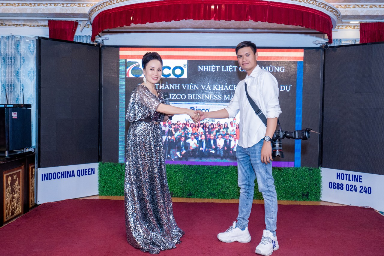 Đại diện Ban Tổ chức buổi họp mặt cảm ơn nhà 