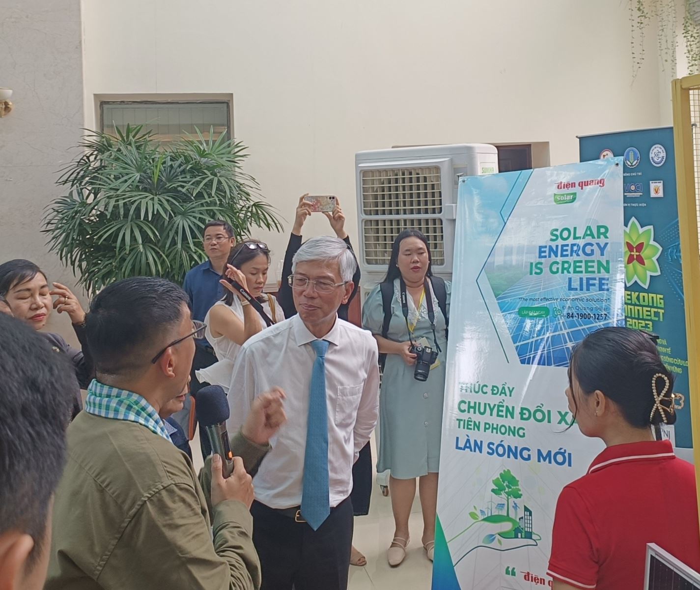 Ông Võ Văn Hoan - Phó Chủ tịch Ủy ban nhân dân Thành phố Hồ Chí Minh đến tham quan gian hàng Solar Điện Quang – năng lượng xanh tại Sự kiện “Mekong Connect 2023” ngày 15/11/2023