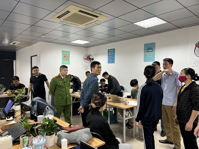 Cơ quan CSĐT Công an tỉnh Bắc Giang khám xét nơi làm việc. Ảnh: CA Bắc Giang