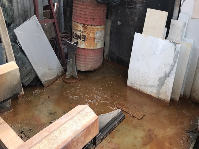 Nước thải từ xưởng đá xả thẳng trực tiếp ra môi trường. Ảnh PV
