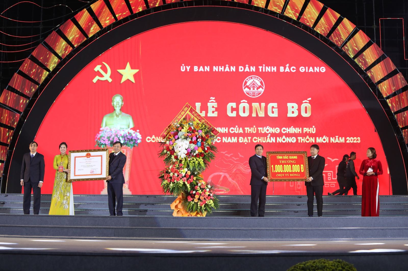 Bí thư Tỉnh ủy Dương Văn Thái, Thứ trưởng Bộ Nông nghiệp và PTNT Nguyễn Hoàng Hiệp trao Bằng công nhận đạt chuẩn NTM và tiền thưởng cho cán bộ, Nhân dân huyện Lục Nam.