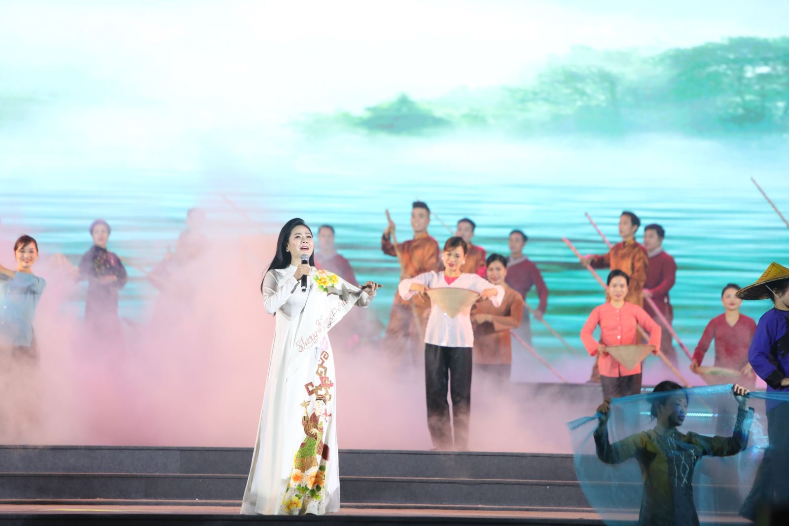 Chương trình nghệ thuật chào mừng huyện Lục Nam đạt chuẩn nông thôn mới.