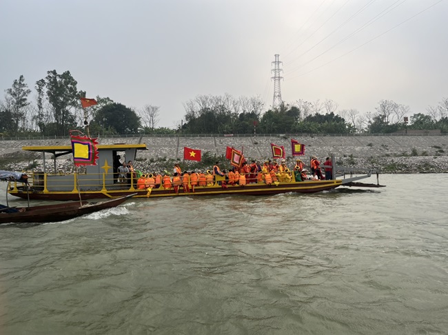 Du khách tham dự lễ hội rước nước trên sông Hồng. Ảnh PV