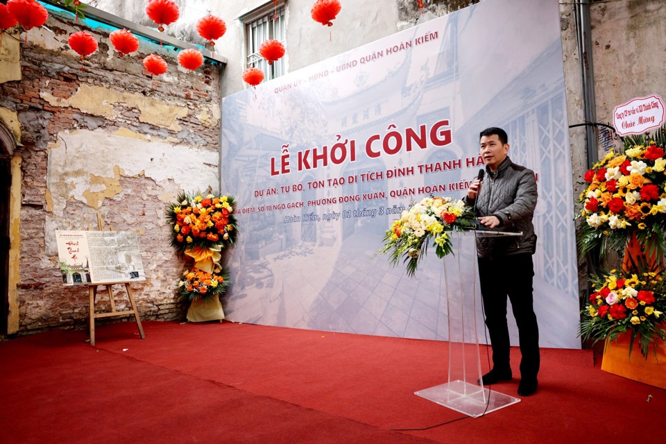 Chủ tịch UBND quận Hoàn Kiếm Phạm Tuấn Long phát biểu tại Lễ khởi công dự án Tu bổ, tôn tạo đình Thanh Hà/Ảnh kinhtedothi