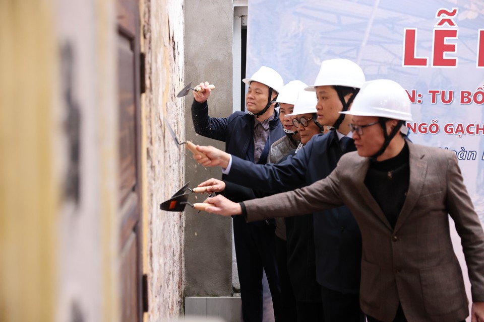 Các đại biểu thực hiện nghi thức khởi công công trình tu bổ, tôn tạo đình Thanh Hà/Ảnh kinhtedothi