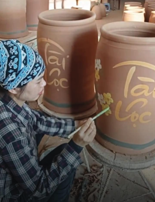 Gốm Phù Lãng trải qua rất nhiều công đoạn tỉ mỉ, chau chuốt dưới bàn tay của người thợ. Ảnh PV