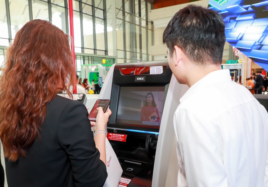 Khách hàng trải nghiệm dịch vụ của Agribank tại sự kiện