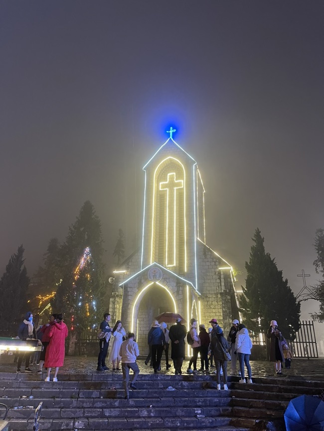 Nhà thờ đá Sa Pa là địa điểm check in của nhiều khách du lịch. Ảnh PV