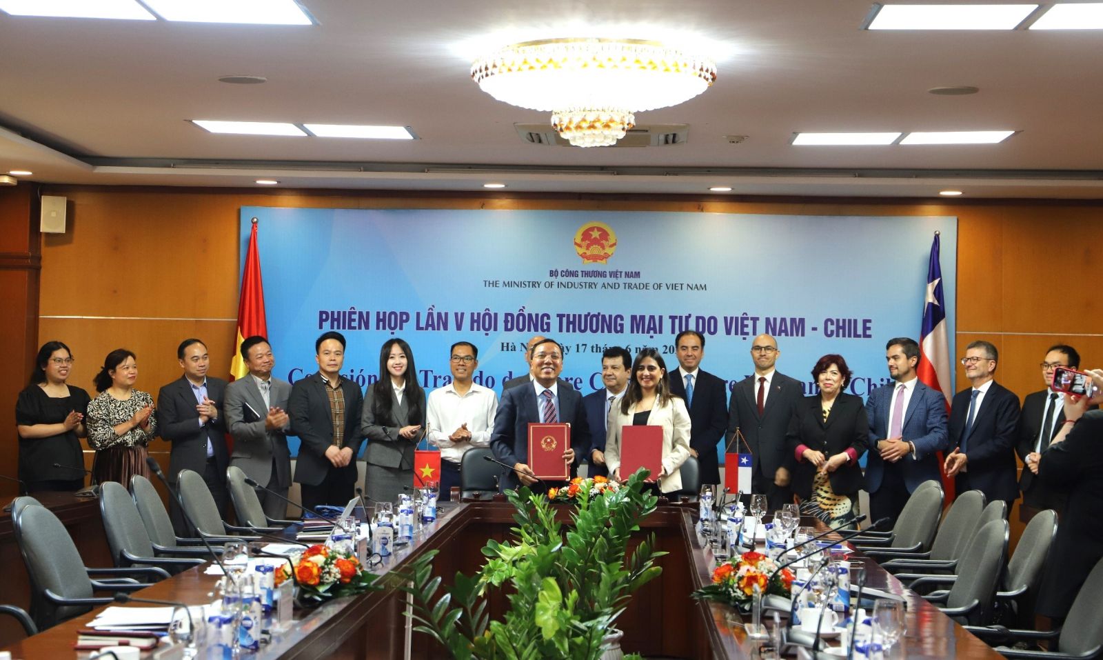 Thứ trưởng Nguyễn Hoàng Long và Thứ trưởng Claudia Sanhueza đã tiến hành ký Biên bản Phiên họp lần V Hội đồng thương mại tự do Việt Nam – Chile./.