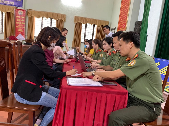 Cán bộ Phòng Quản lý xuất nhập cảnh CATBG hướng dẫn Đăng ký cấp hộ chiếu phổ thông trên cổng dịch vụ công quốc gia tại phường Nếnh, thị xã Việt Yên