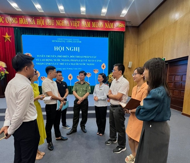 Đồng chí Thượng tá Nguyễn Hữu Thoan, Phó Trưởng phòng Quản lý Xuất nhập cảnh, CATBG - Báo cáo viên tại Hội nghị