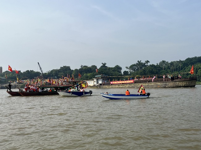 Các tổ tuần tra trên sông luôn bám sát bảo vệ, sẵn sàng ứng cứu khi có tình huống đột xuất xảy ra. Ảnh PV