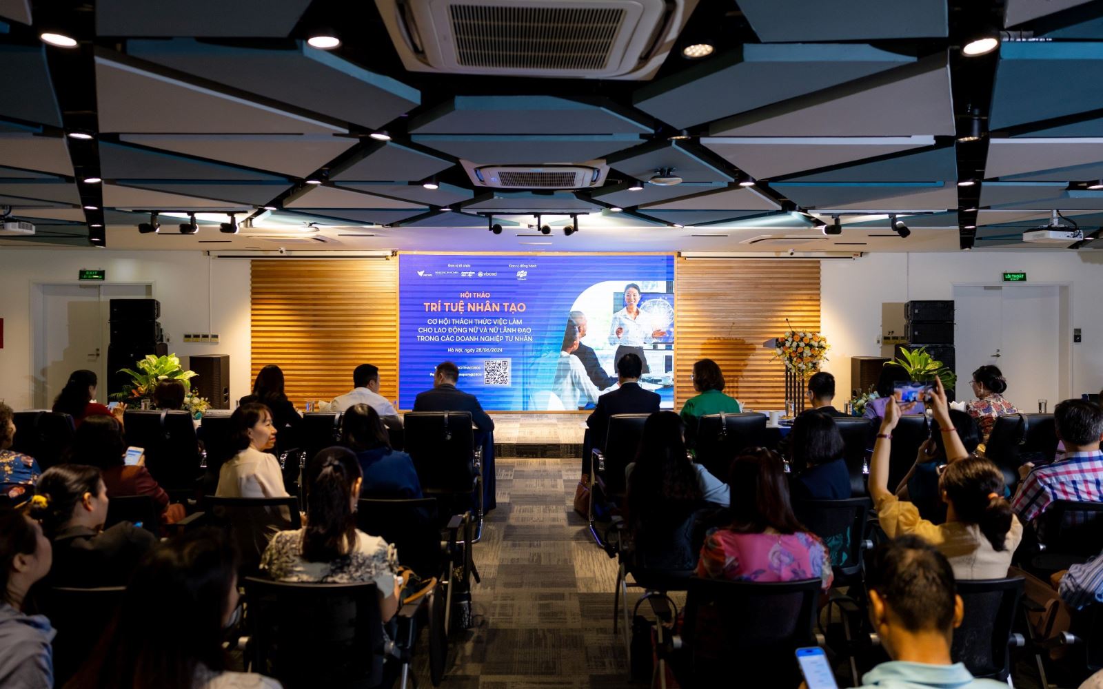 Hội thảo “Trí tuệ nhân tạo - Cơ hội, thách thức việc làm cho lao động nữ và nữ lãnh đạo trong các doanh nghiệp tư nhân” 