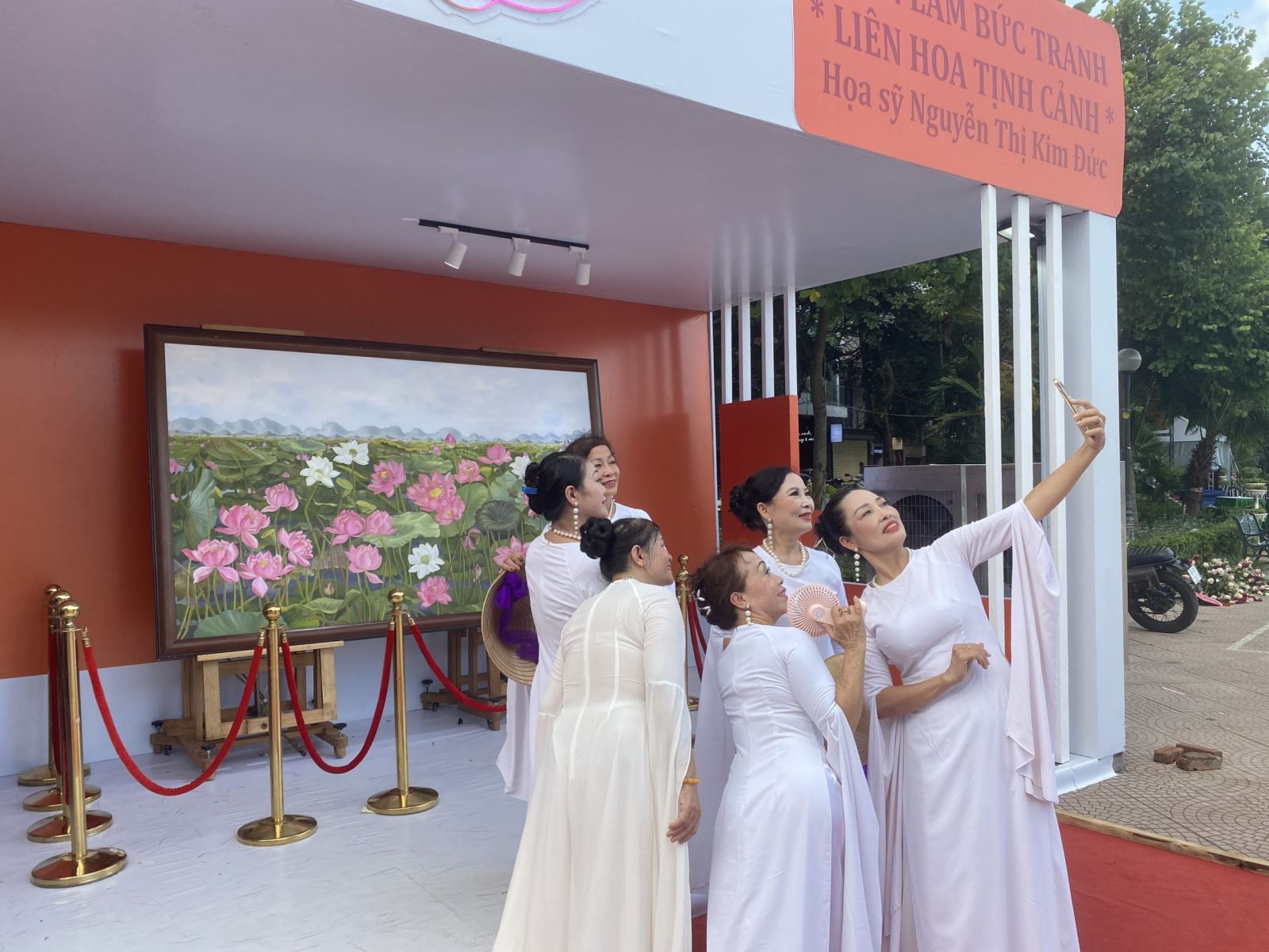  Bức tranh Sen Liên Hoa Tịnh Cảnh thu hút đông đảo khách tham quan trại Lễ hội