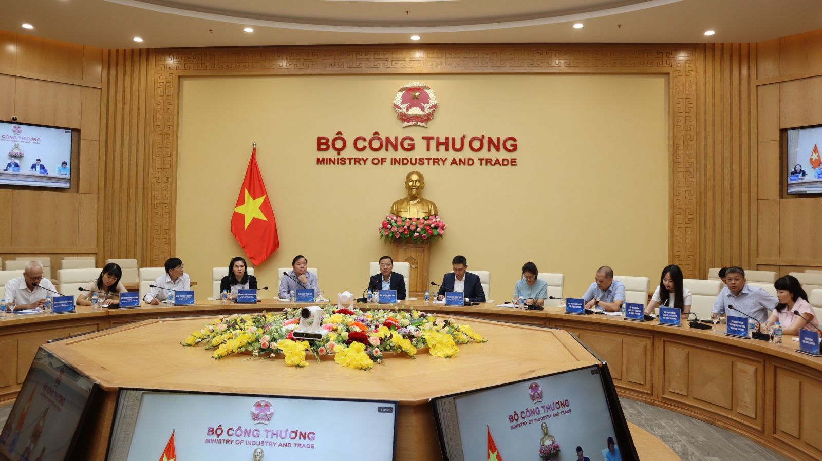 Hội nghị được tổ chức trực tiếp kết hợp trực tuyến dưới sự chủ trì của Thứ trưởng Bộ Công Thương Nguyễn Hoàng Long.