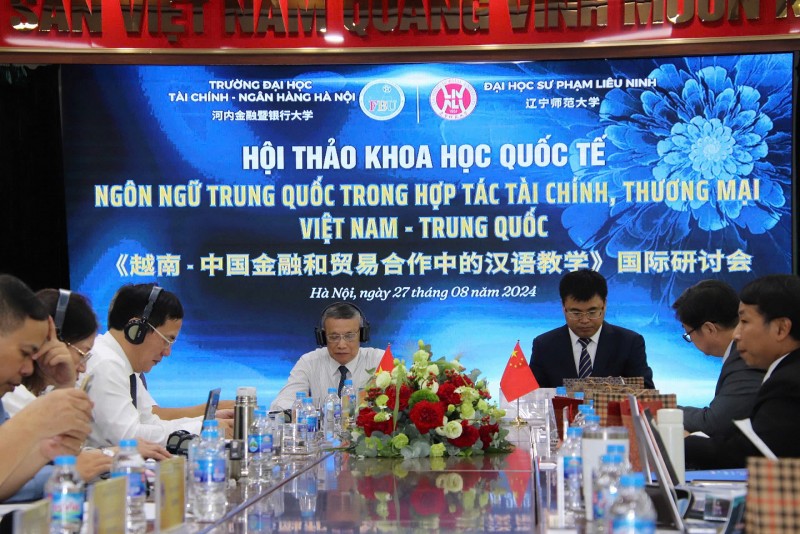 PGS.TS. Phạm Ngọc Ánh – Hiệu trưởng Trường Tài chính – Ngân hàng Hà Nội và PGS, Gao ZHIWU- Phó Viện trưởng viện Giáo dục Quốc tế, Đại học Sư phạm Liêu Ninh điều hành hội thảo