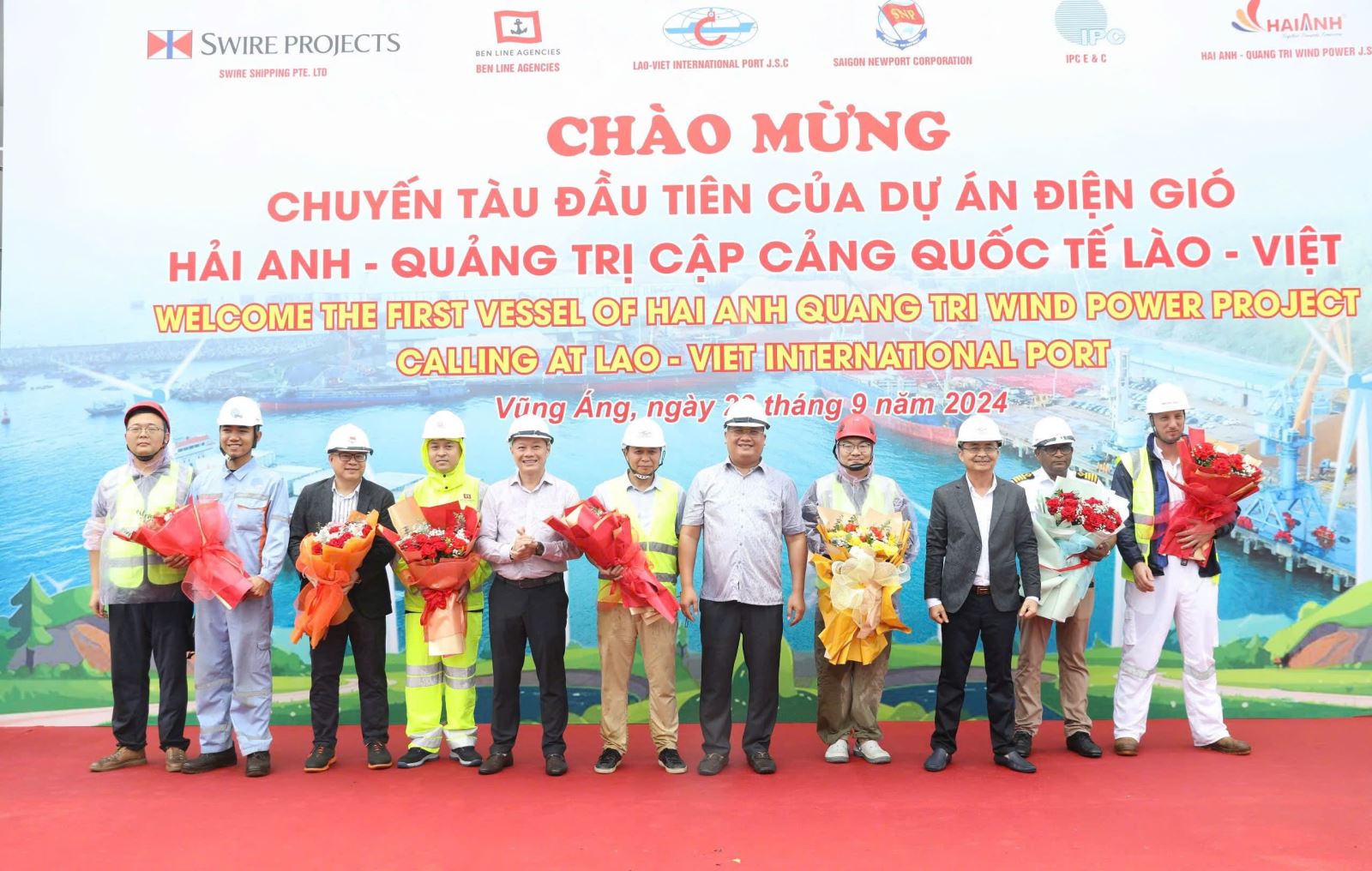 Lãnh đạo Công ty CP Cảng Quốc tế Lào - Việt tặng hoa cảm ơn các đơn vị đã hỗ trợ chuyến tàu đầu tiên của Dự án Điện gió Hải Anh - Quảng Trị cập cảng an toàn.